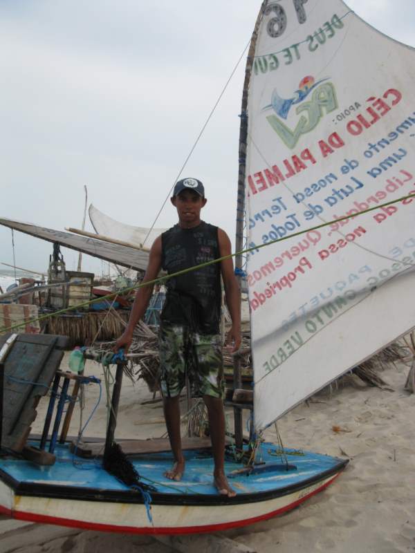 Jangadeiro standing on a Bote.