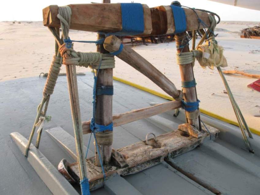 A jangadas Banco da Vela or tabernacle showing the beam support lines.