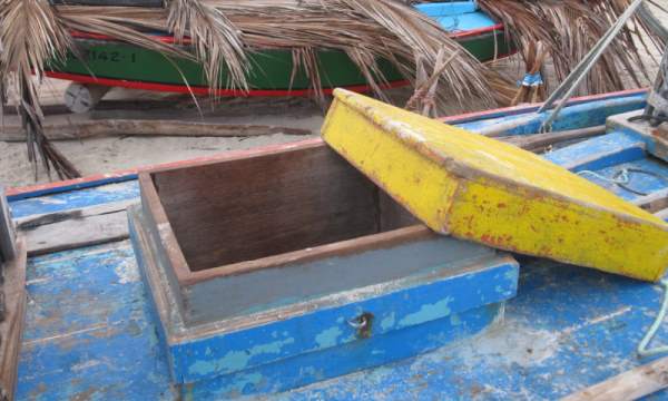 The jangada's hatch and cover.