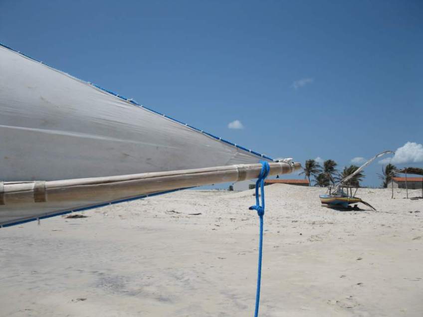 A jangada's escota (mainsheet) tied to the end of the boom.
