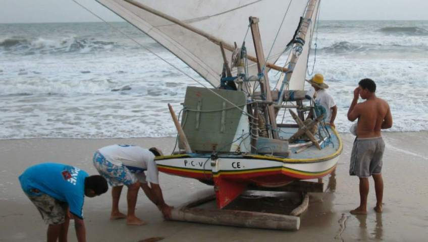 A jangada's escota (mainsheet) wrapped on the windward Calçador.