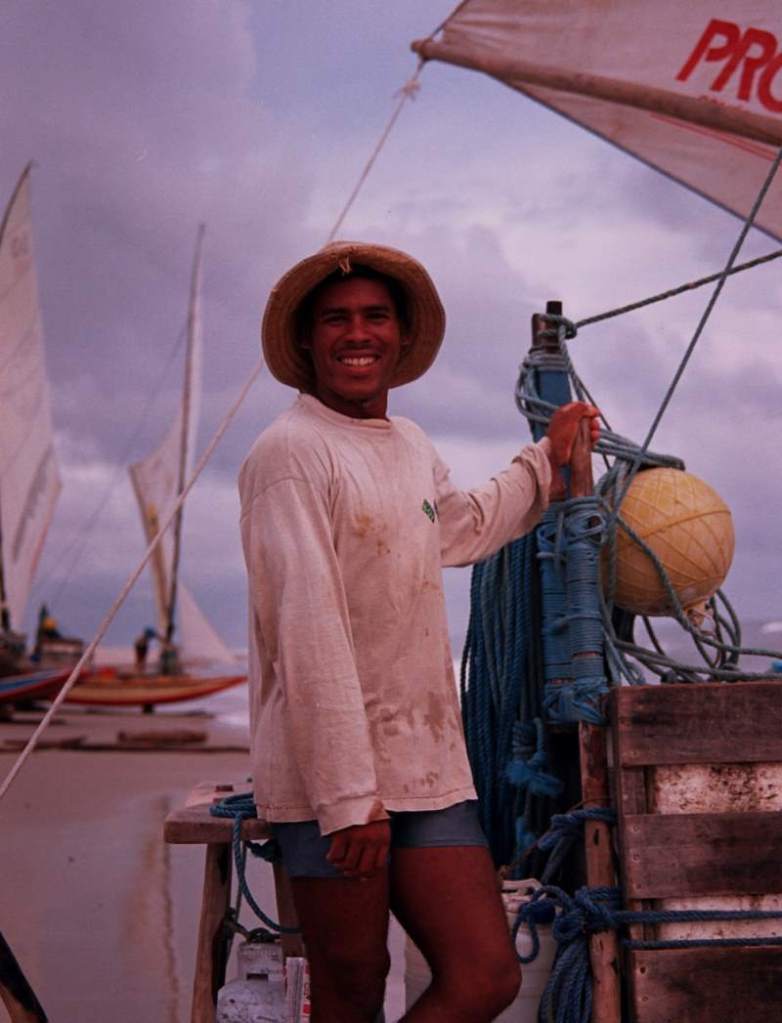 A jangadeiro holding the espeque, ready to leave on a four day trip.