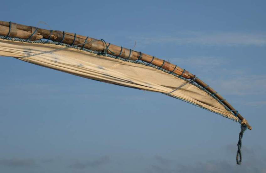 A closeup of the jangada's masthead showing the envergue and carregadeira.