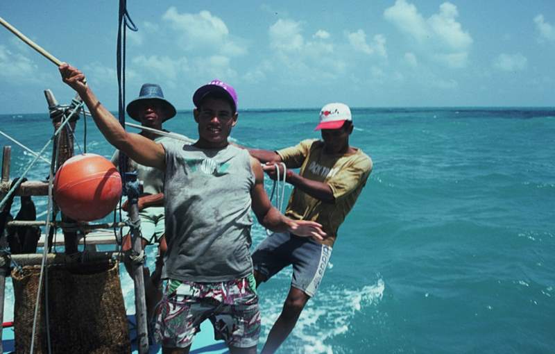 A jangadeiro (Ivan) wetting the mainsail with an aguador.