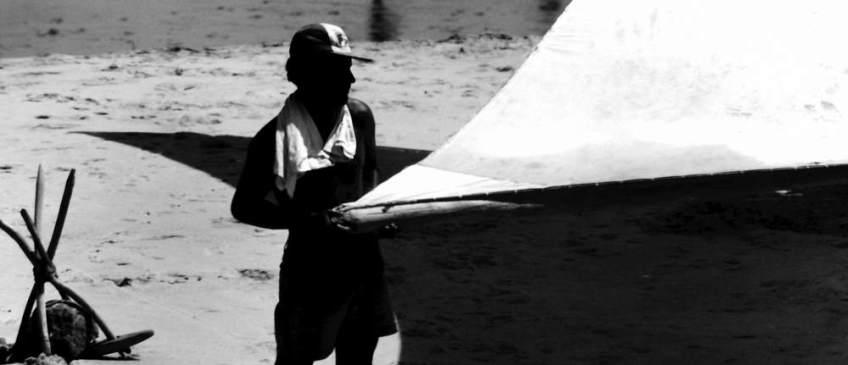 A jangadeiro working on the mainsail.