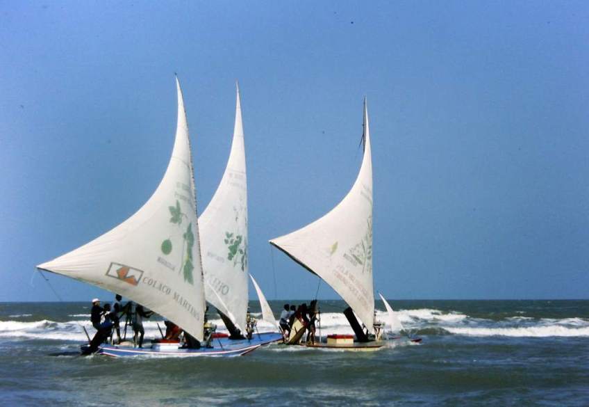 Heading for the buoy to make the first tack. Regatta Day.